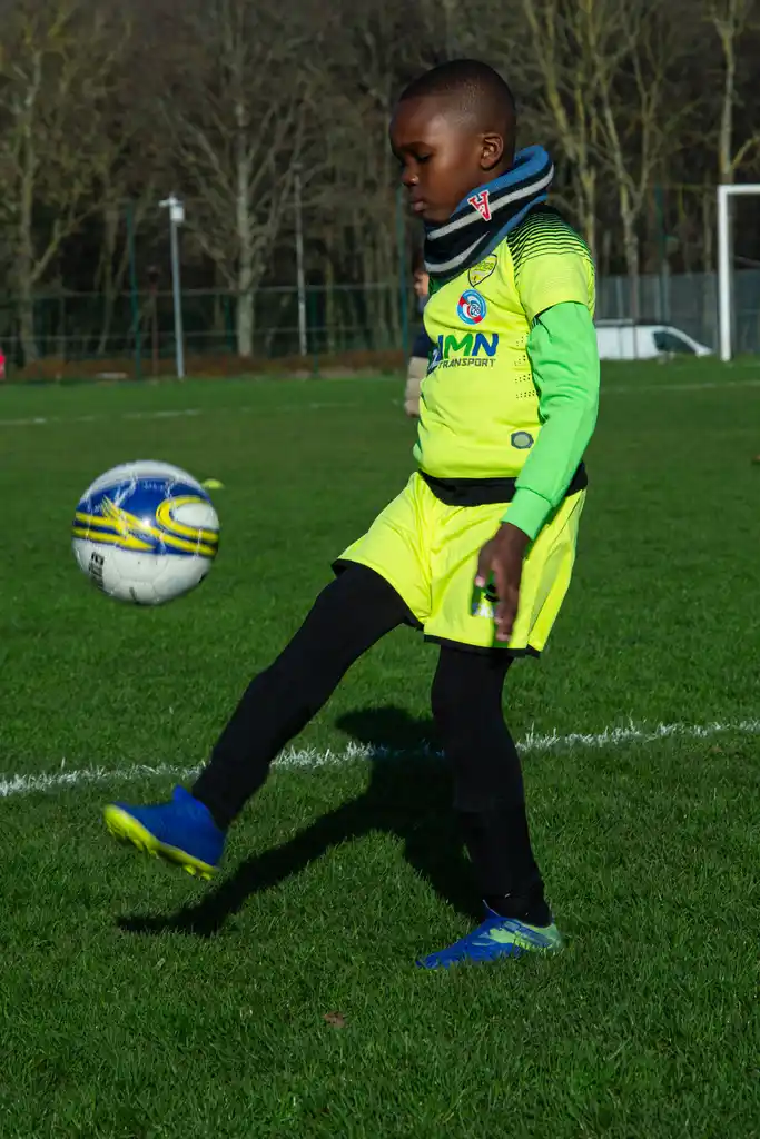 Jeune joueur de l'US Vaires travaillant son contrôle du ballon