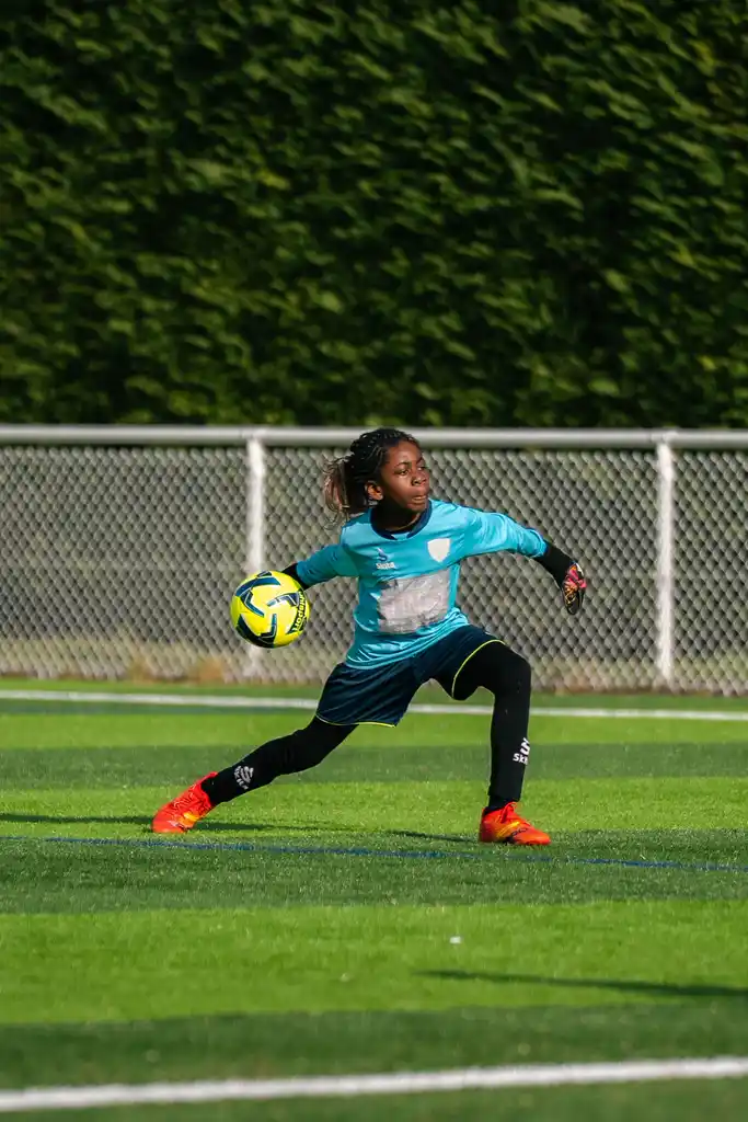 Jeune gardienne de l'US Vaires relançant le ballon en mouvement