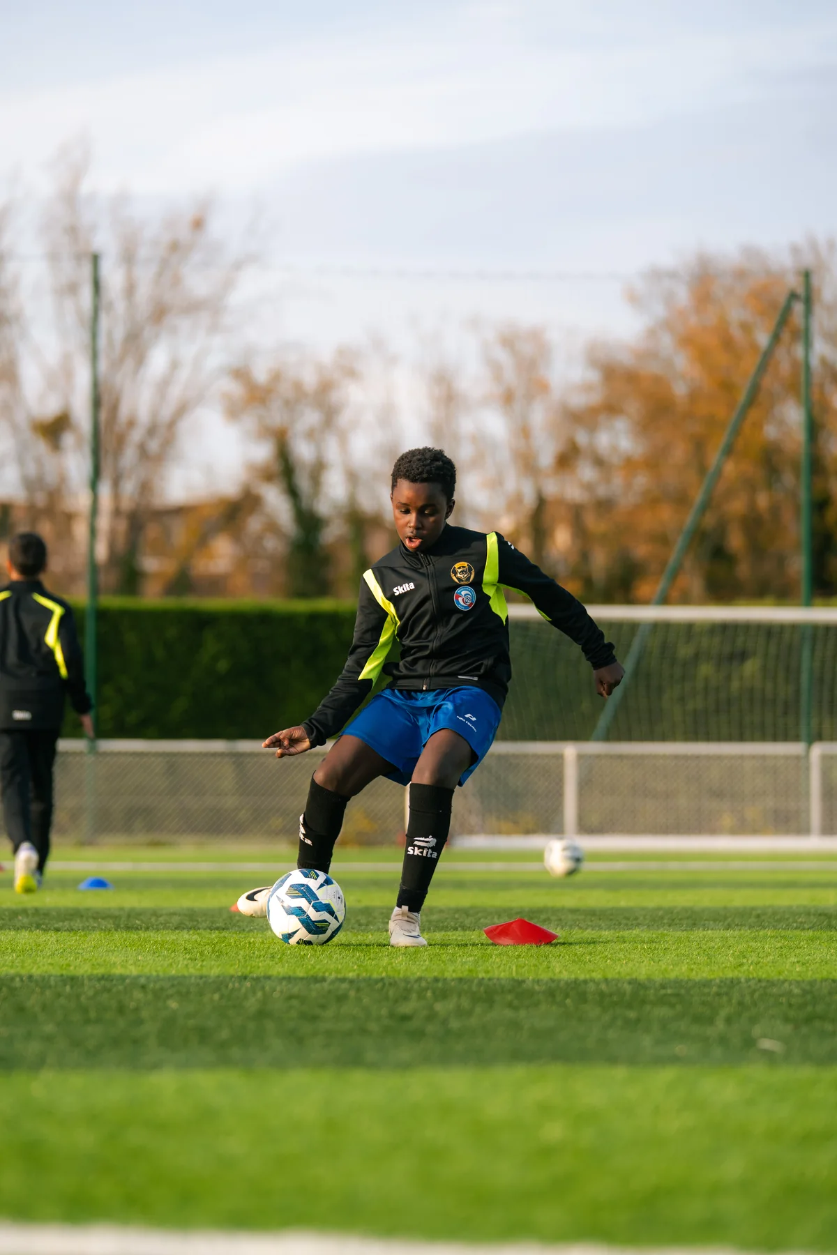 Jeune joueur de l'US Vaires conduisant le ballon pendant un exercice