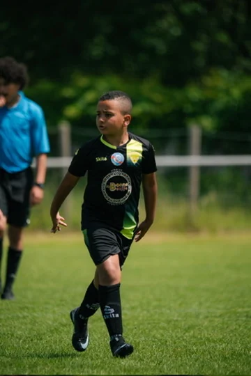 Jeune joueur de l'US Vaires en mouvement sur le terrain pendant une séance collective