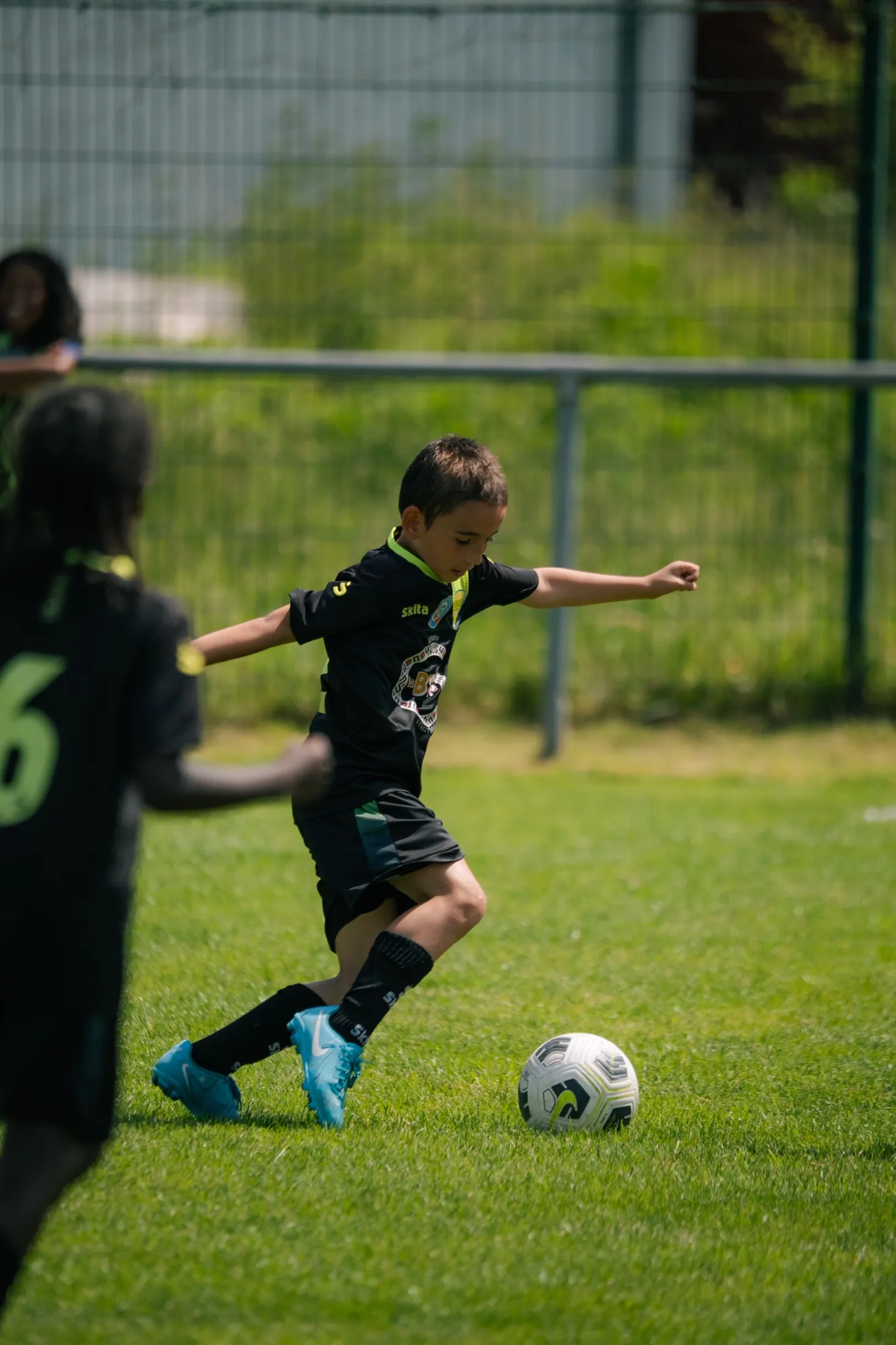 Jeune joueur de l'US Vaires conduisant le ballon sur le terrain