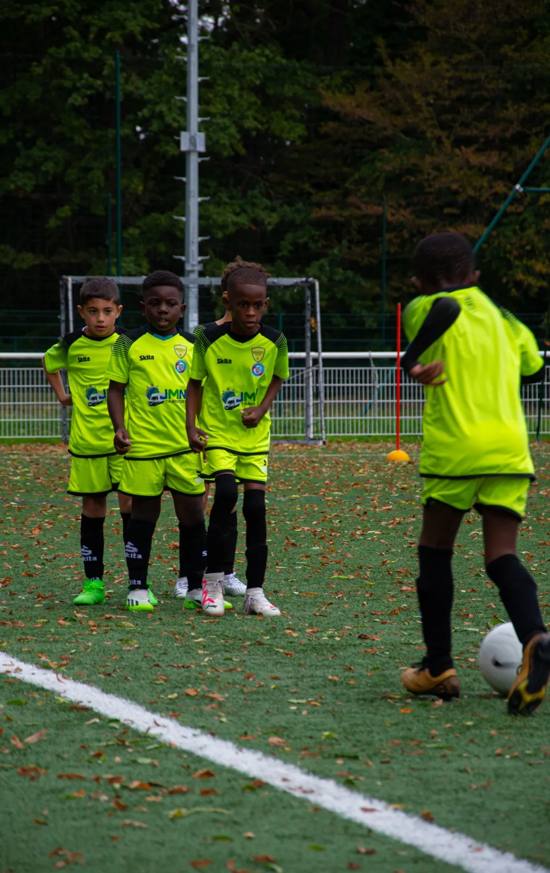 Jeunes U9 de l'US Vaires réunis sur le terrain