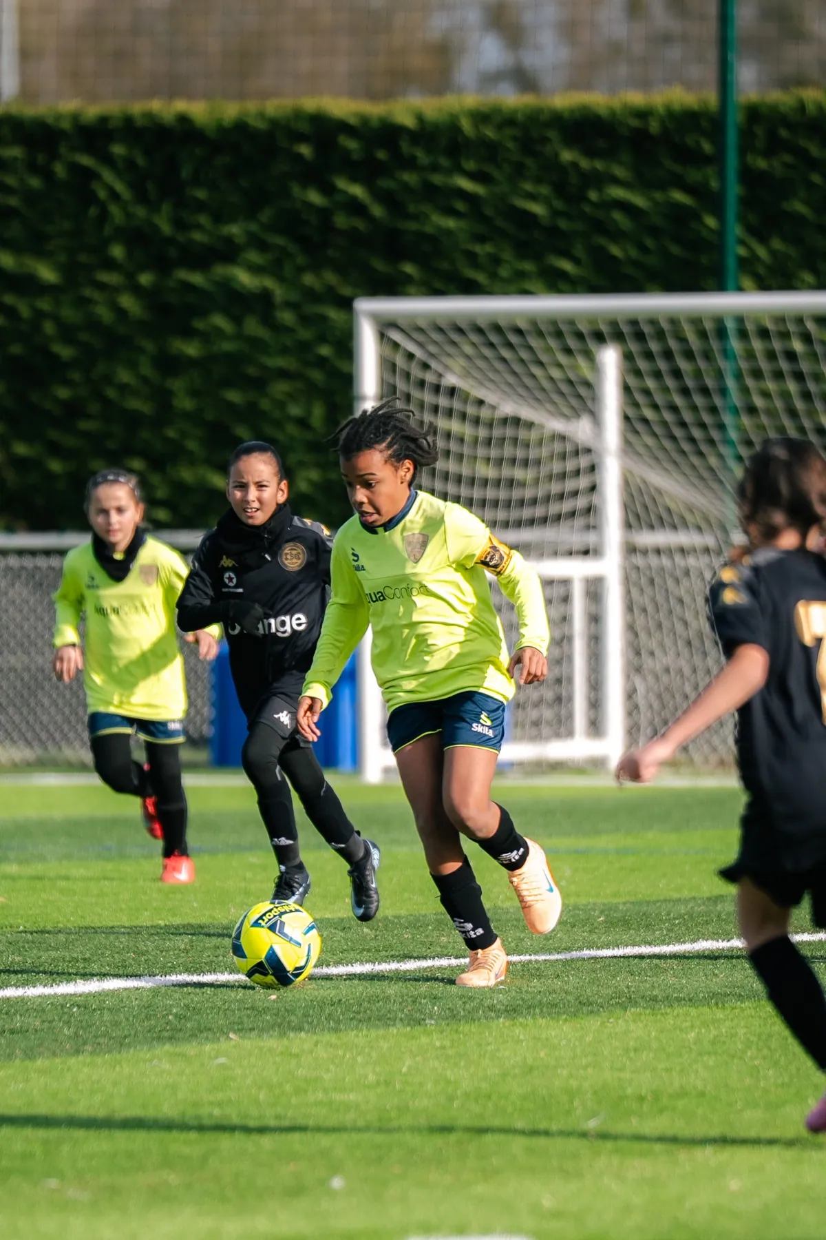 Une joueuse U11F de l'US Vaires en conduite de balle pendant un match