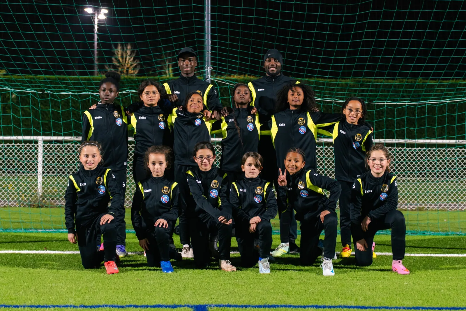 Équipe U11 féminine de l'US Vaires avec ses éducateurs
