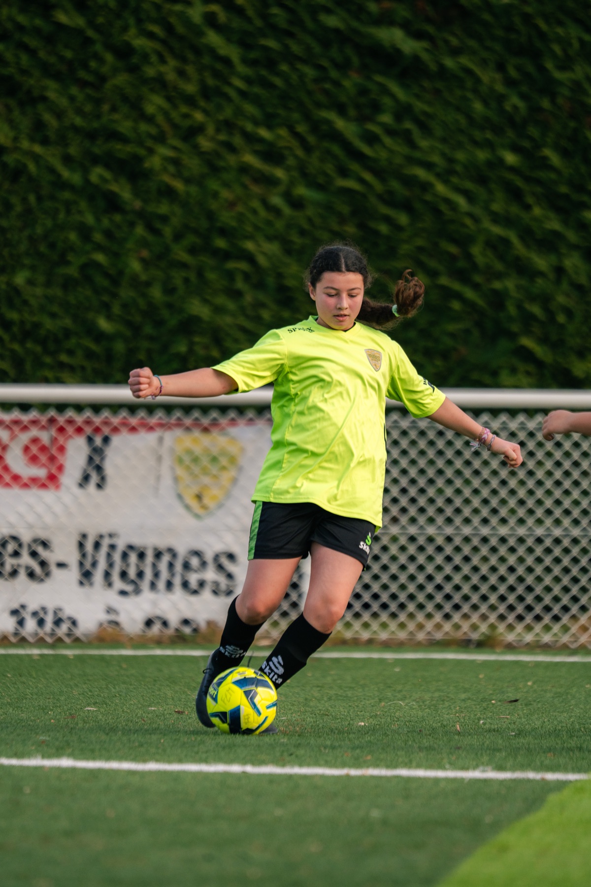 Une joueuse U13F de l'US Vaires en action avec le ballon