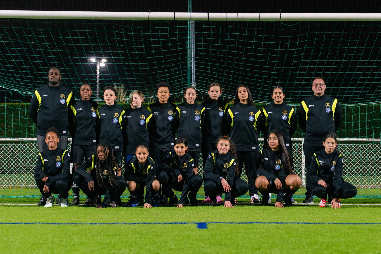 Équipe U13 féminine de l'US Vaires avec son encadrement