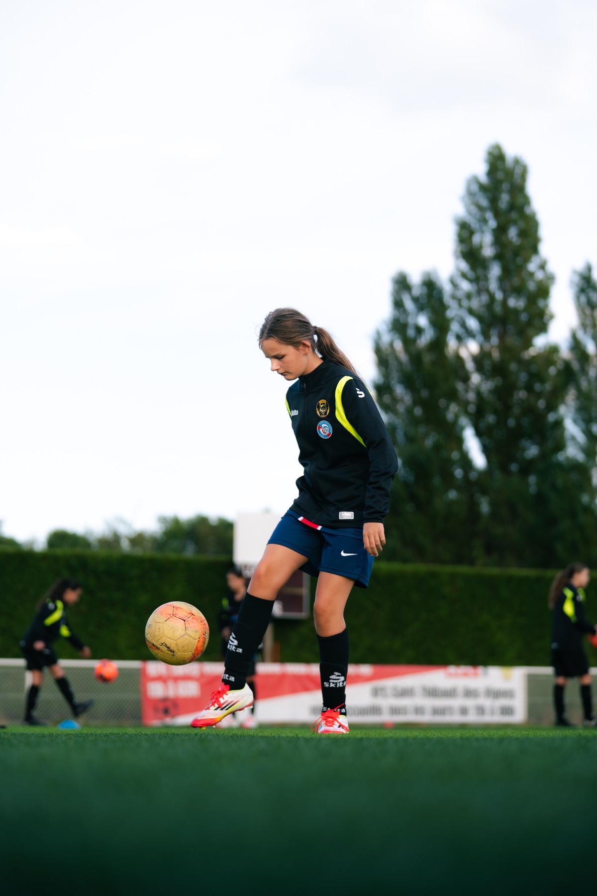 Une joueuse U15F de l'US Vaires à l'entraînement avec le ballon