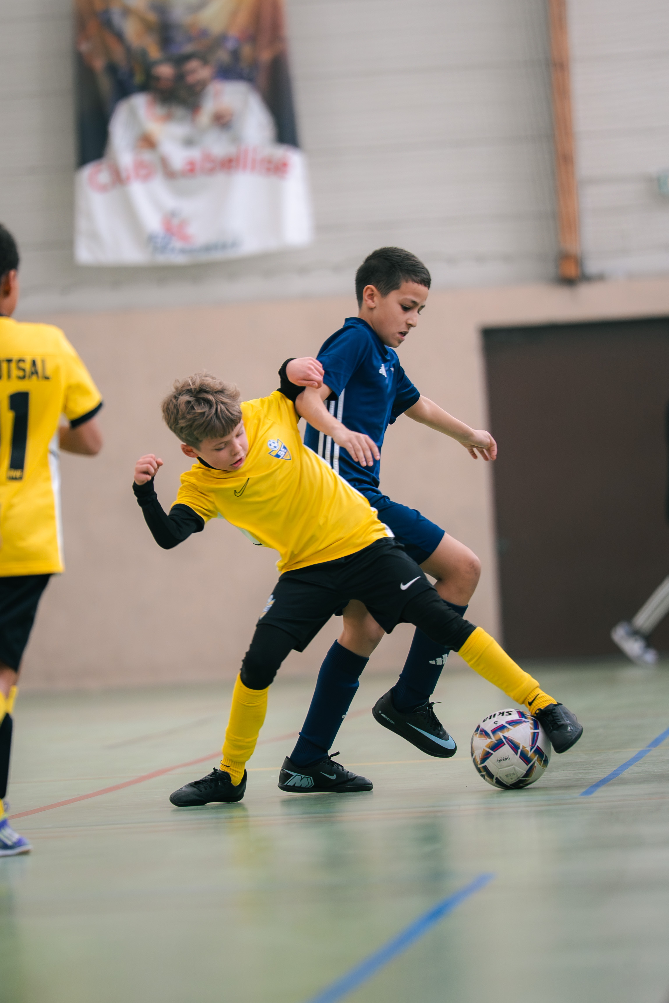 Duel pour le ballon pendant le tournoi futsal U10