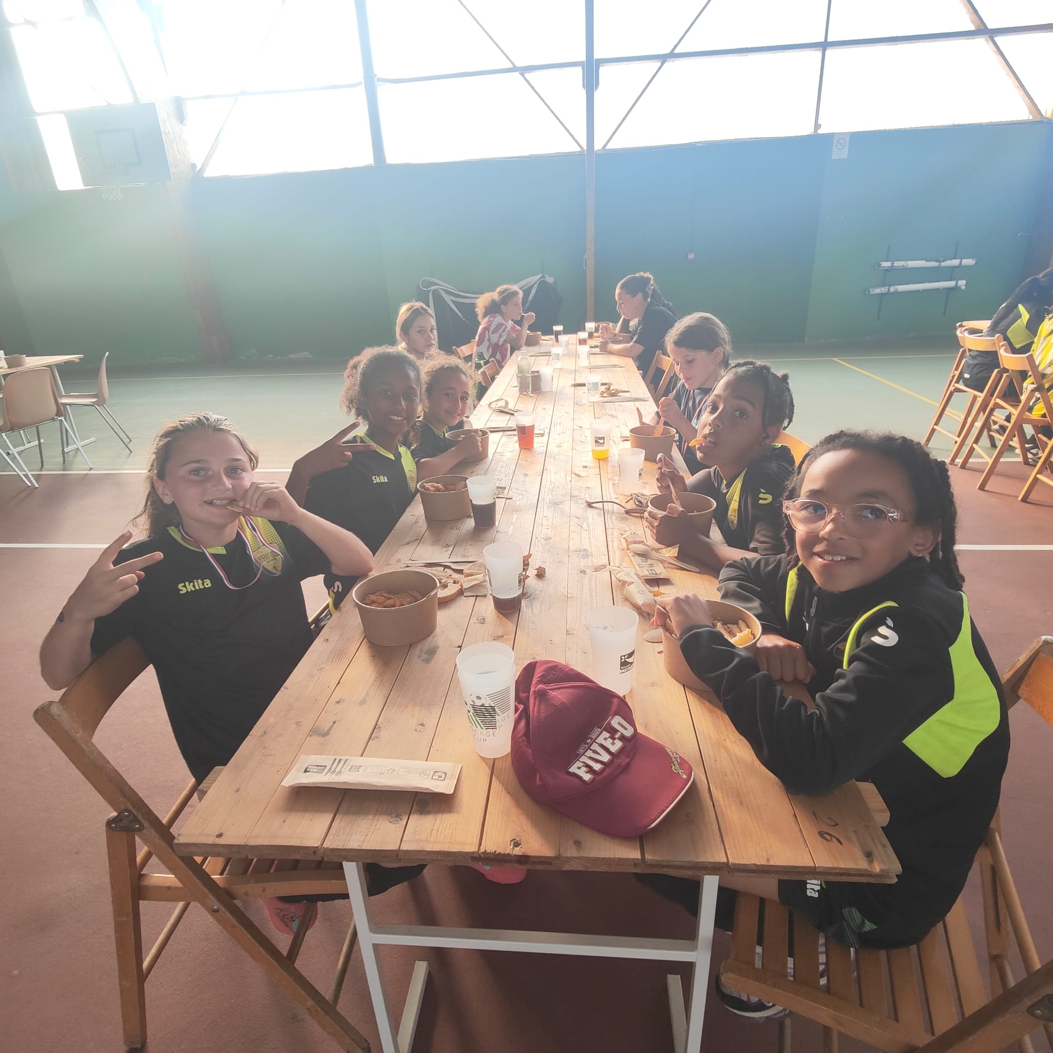 Les joueuses de la section féminine réunies autour d'un repas pendant le séjour Girls Game