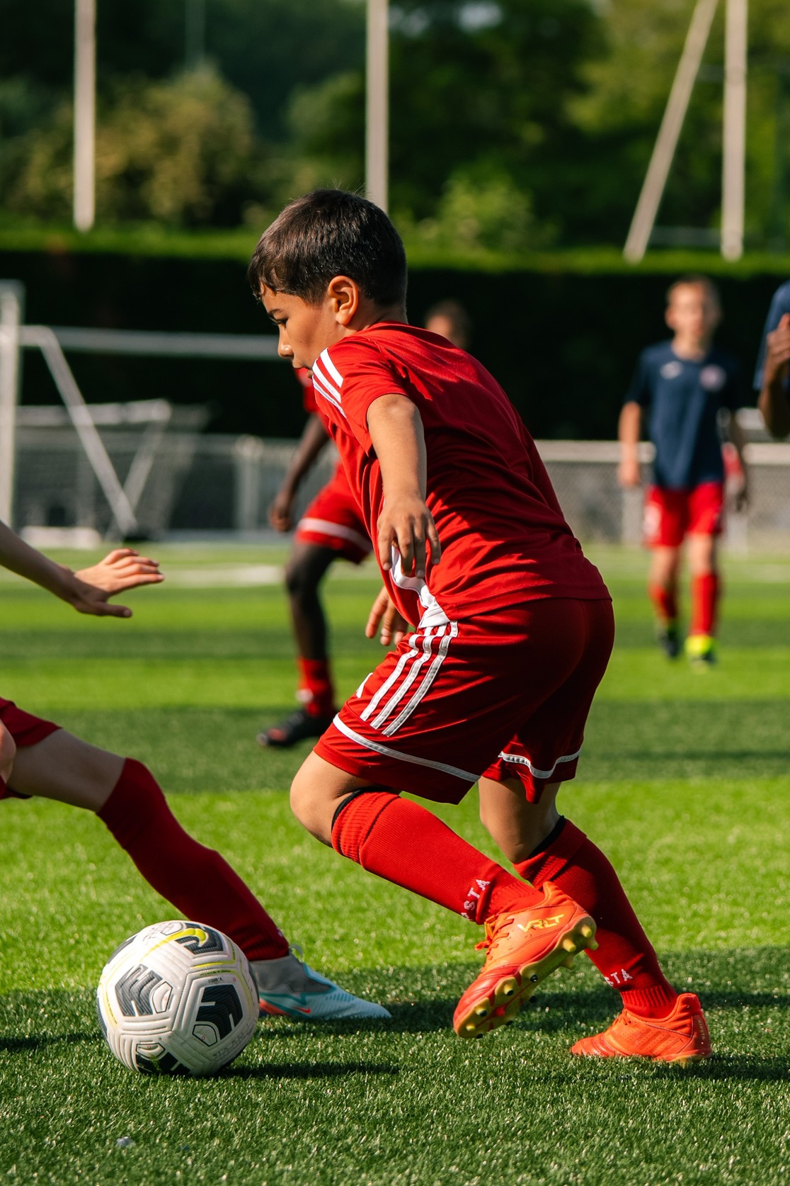 Joueur en conduite de balle pendant la KFC Cup