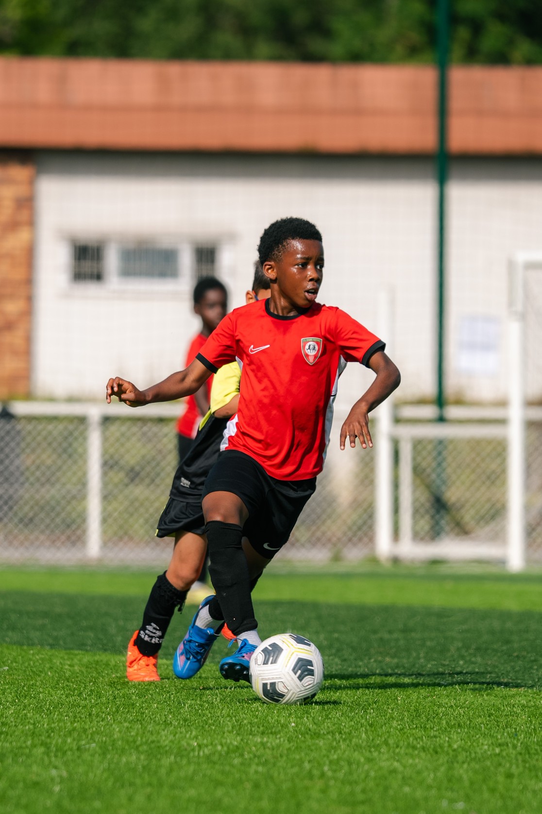 Jeune joueur en action pendant la KFC Cup