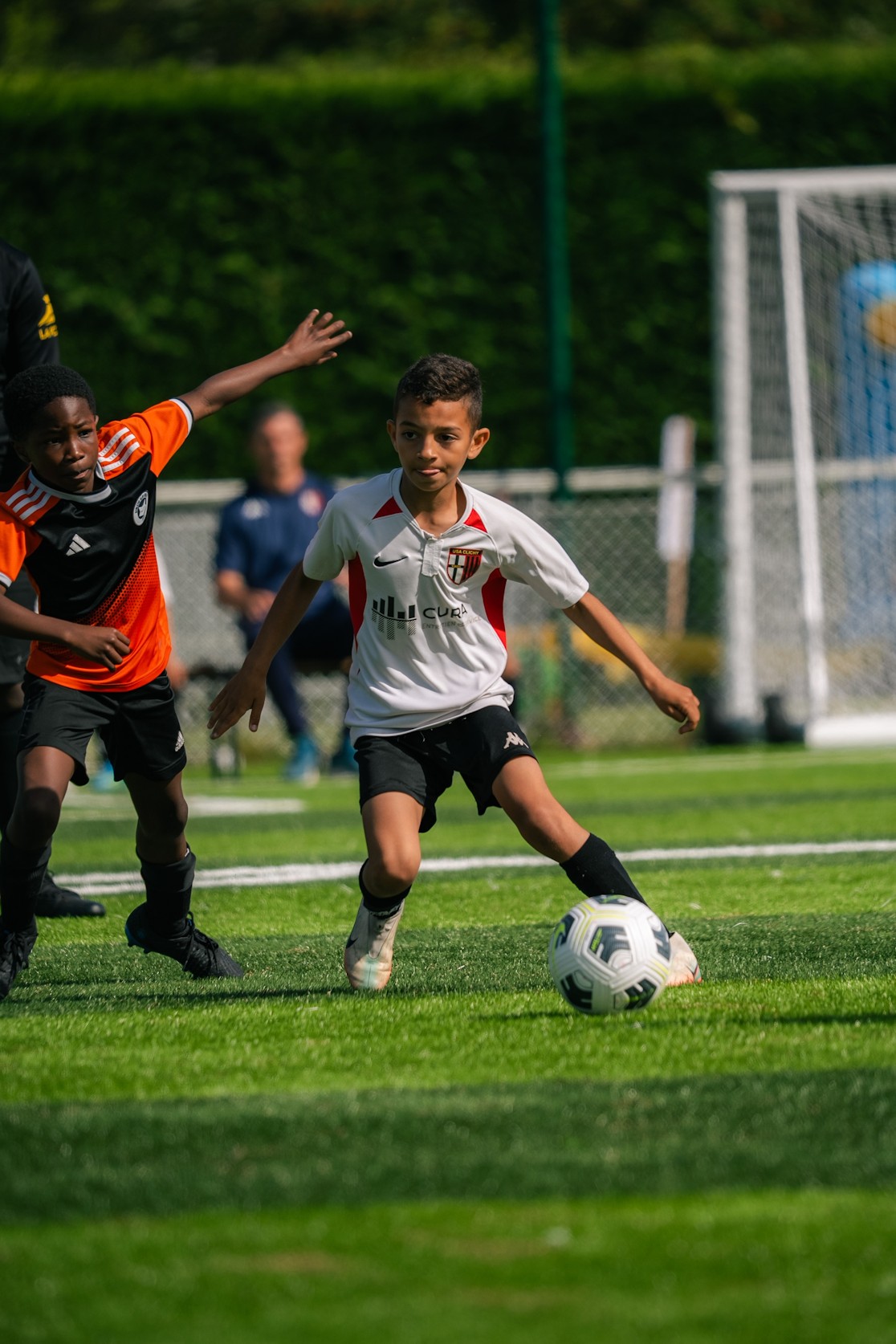 Duel au milieu du terrain pendant la KFC Cup