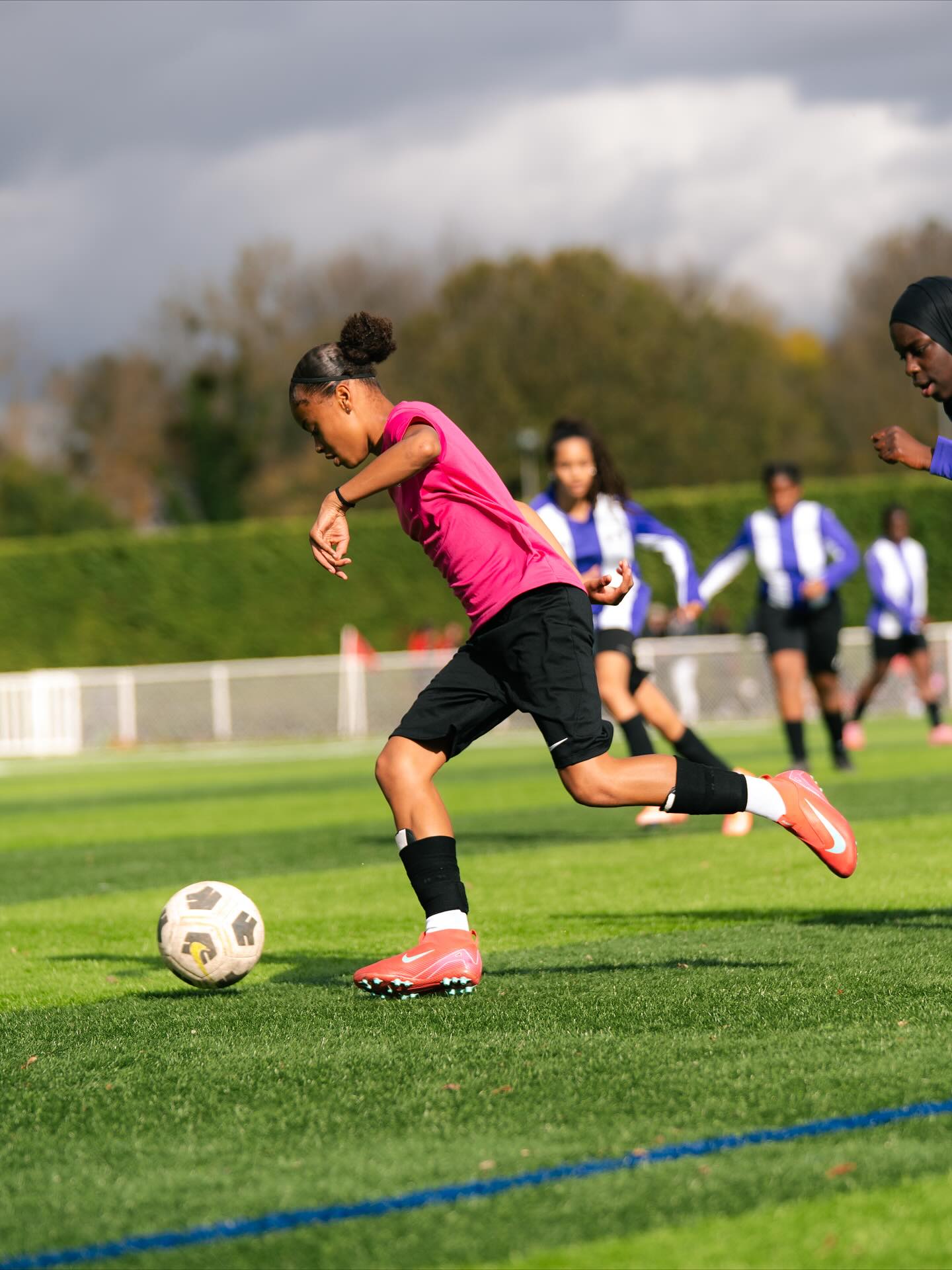Joueuse en action pendant le tournoi Octobre Rose