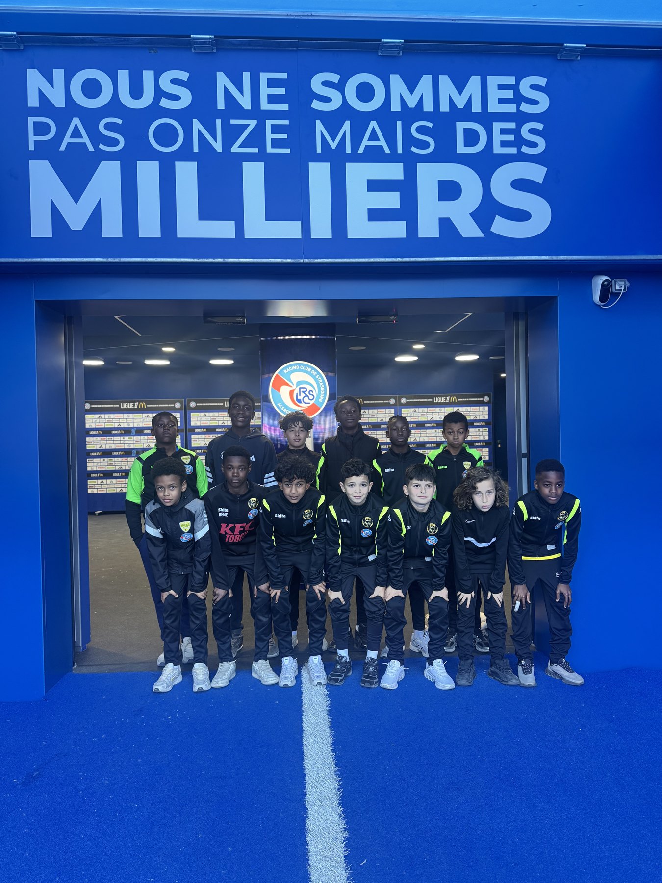 Un groupe de jeunes de l'US Vaires dans les espaces du stade de la Meinau