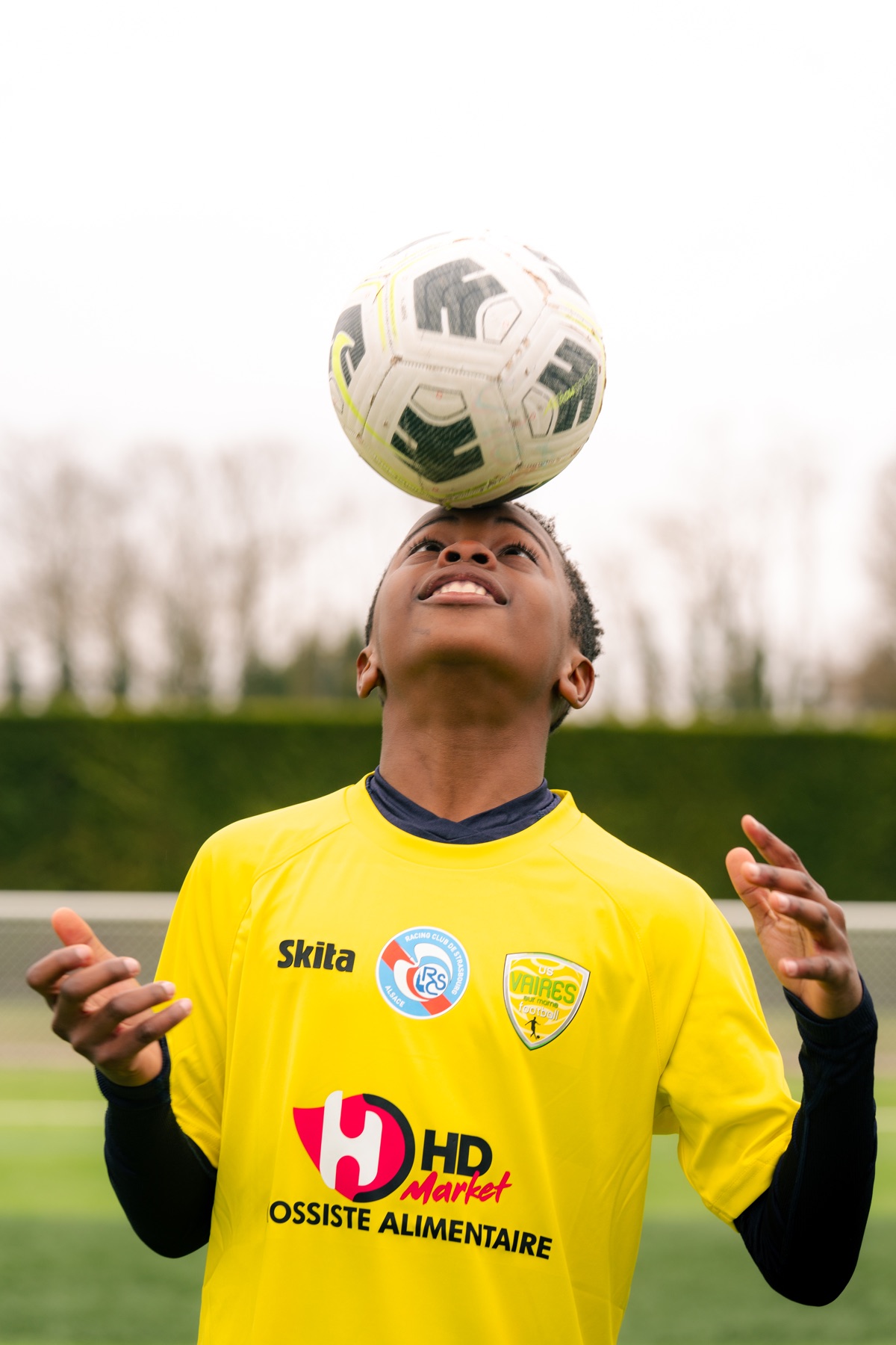 Jeune joueur de l'US Vaires réalisant un geste technique avec le ballon