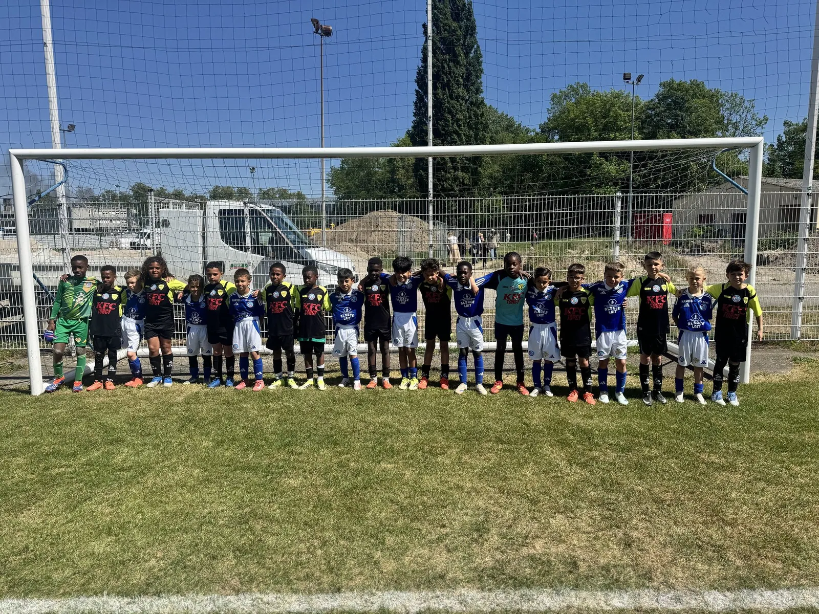 Les joueurs de l'US Vaires et de Strasbourg alignés ensemble sur le terrain